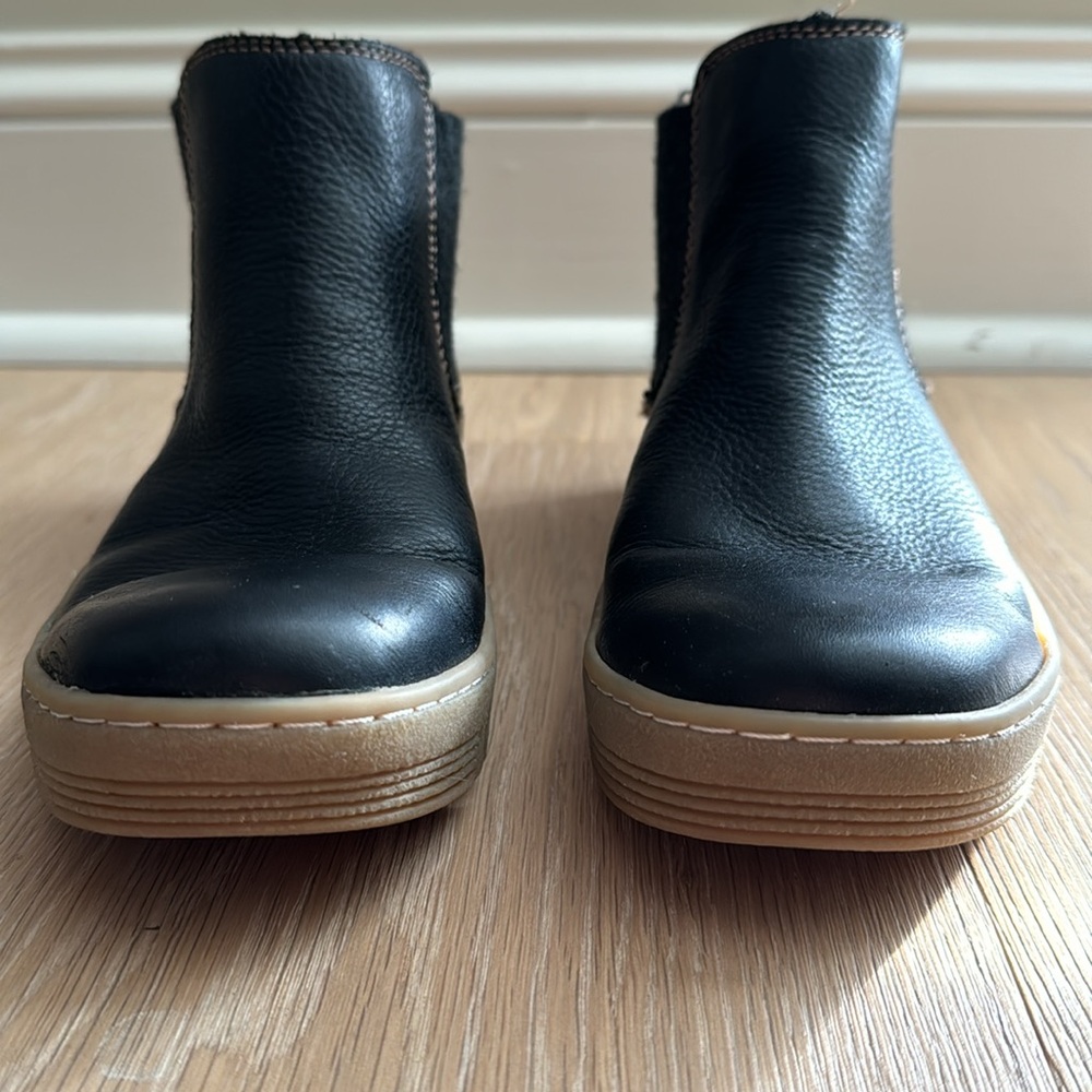 Comfortiva Align, Black Leather, Tan Rubber Sole Bootie, Size 6.